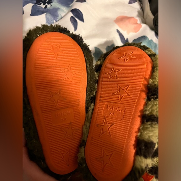 Totes house shoes, slippers, size 7-8, monster, camo - Picture 4 of 5